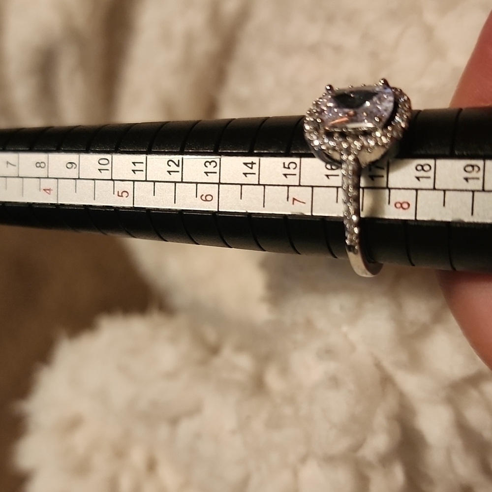 Gorgeous Rhinestone Ring Size 7.5 - Picture 4 of 6